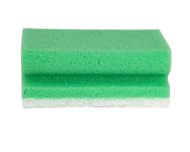 Beyaz arkaplanda yeşil bulaşık yıkama süngeri izole edildi