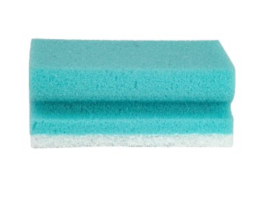 Beyaz arkaplanda mavi bulaşık yıkama süngeri izole edildi