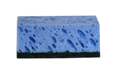 Beyaz arkaplanda mavi bulaşık yıkama süngeri izole edildi