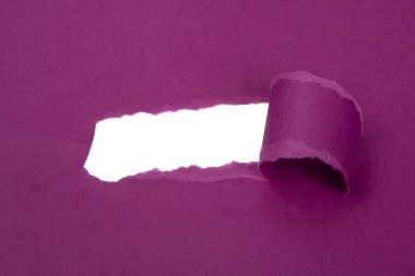 Metin arkaplanı için mor yırtık kağıt delik alanı