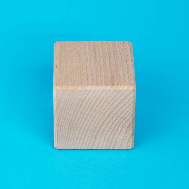 Mavi arkaplanda boş tahta küp