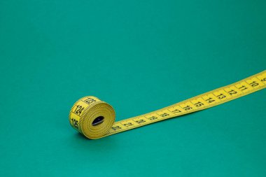 Telif alanı arkaplanlı renkli mezura sarmalı