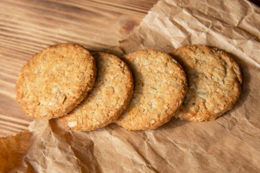 Klasik mısır gevreği kurabiyeleri ahşap arka plan fırınında