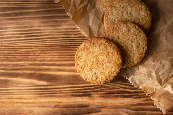 木制家庭背景面包店的经典麦片饼干 — 图库照片