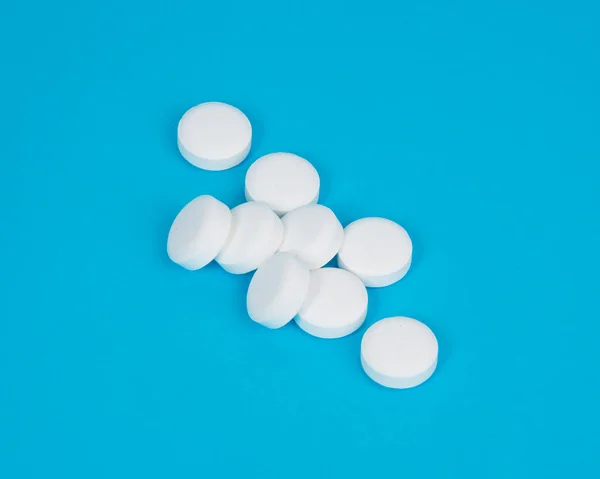 Comprimidos Brancos Antibiótico Redondo Fundo Azul — Fotografia de Stock
