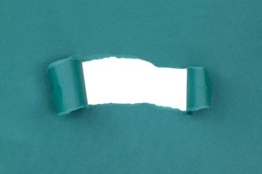 Kağıt mavi arka plandaki delik tasarım için hasar gördü