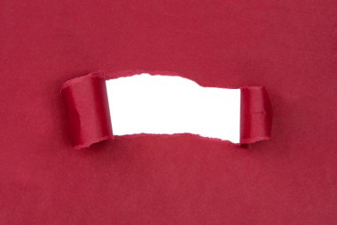 Kağıt kırmızısı arkaplan tasarım için yırtıldı