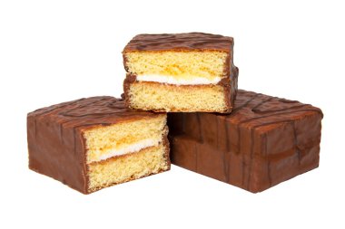 Kremalı bisküvi keki. Beyaza izole edilmiş çikolata.