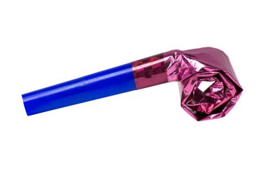 Beyaz arkaplanda parti folyo korna sesi çıkarıcı izole edildi