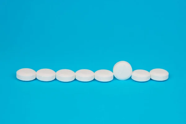 Comprimidos Brancos Antibiótico Redondo Fundo Azul — Fotografia de Stock