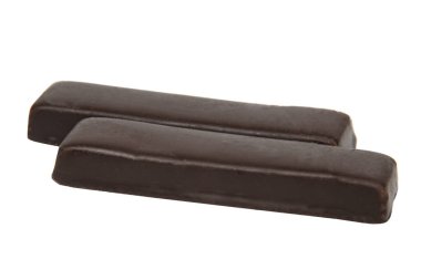 Protein kaplı bar enerjisi beyaz arkaplanda izole edildi