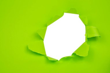 Kağıt yeşil arka plandaki delik tasarım için hasar gördü