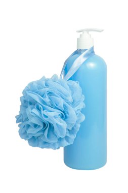 Mavi duş jeli şişesi ve sünger beyaz arka planda izole edilmiş banyo için.