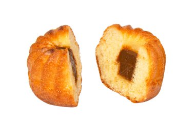 Beyaz arka planda ev yapımı kek.