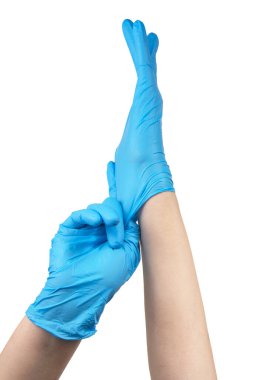 Mavi nitril tıbbi eldivenler beyaz ellerde izole edilmiş.