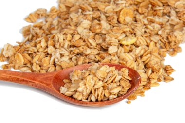 Tahta kaşıkla yulaf ezmesi kahvaltısı beyaz arka planda izole edilmiş.