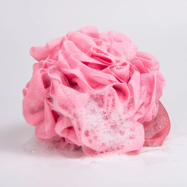 白い背景に隔離されたお風呂のためのピンクのシャワースポンジ — ストック写真
