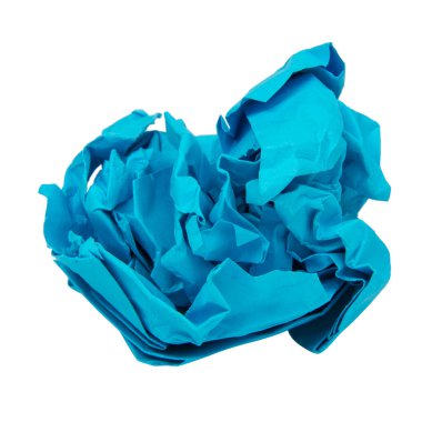 Beyaz arkaplan tasarımında izole edilmiş renkli buruşmuş kağıt