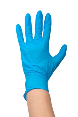Mavi nitril tıbbi eldivenler beyaz ellerde izole edilmiş.