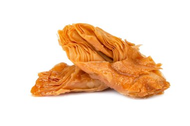 Beyaz arka planda izole edilmiş bal baklavası