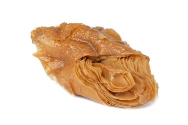 Beyaz arka planda izole edilmiş bal baklavası