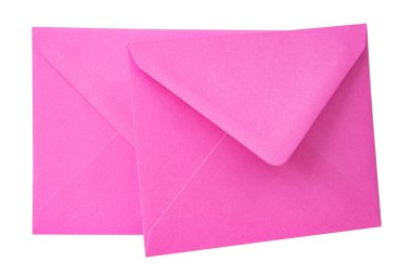 Beyaz arkaplanda pembe zarf postası izole edildi