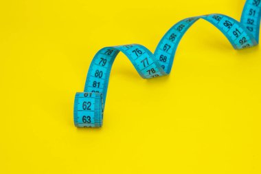 Kopyalama alanı ile sarı zemin üzerinde mavi bant ölçüm diyet kavramı