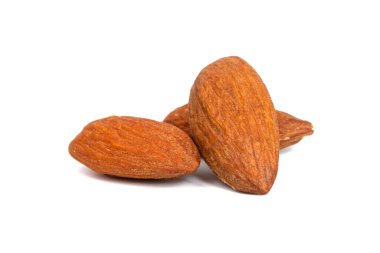 Badem fıstığı beyaz arka planda izole edilmiş lezzetli yiyecekler.