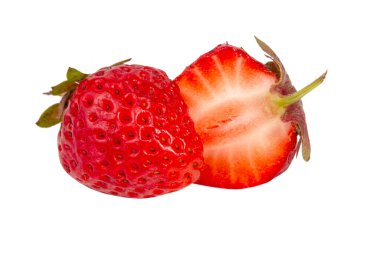 Beyaz arkaplanda kırmızı çilek dilimi izole edilmiş.