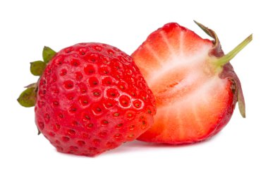 Beyaz arkaplanda kırmızı çilek dilimi izole edilmiş.