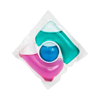 Beyaz arka planda izole edilmiş kumaş için jel kapsül tozu.