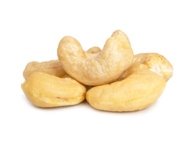 Kaju fıstığı. Beyaz arka planda bir kuru izole edilmiş.