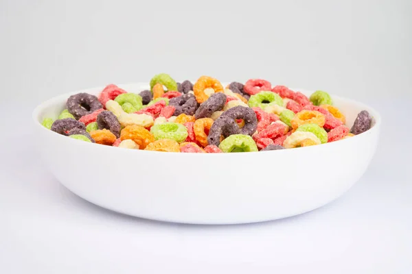 Deliziosi Nutrienti Loop Cereali Alla Frutta Multicolore Saporiti Sfondo Bianco — Foto Stock