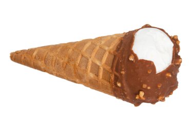 Çikolata kaplı dondurma külahı beyaz arka planda izole edilmiş.