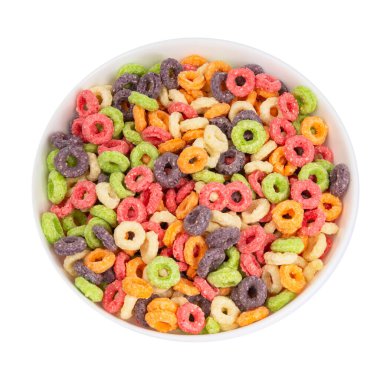 Lezzetli ve besleyici meyveli gevrek döngüleri beyaz arka planda çok renkli, sağlıklı ve komik çocukların kahvaltısına ilave olarak.