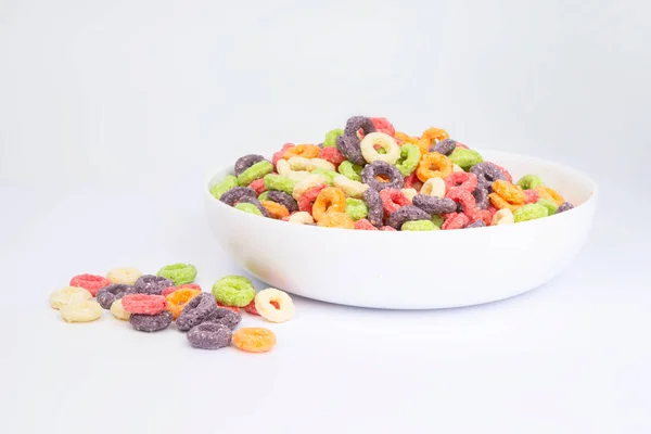 Deliziosi Nutrienti Loop Cereali Alla Frutta Multicolore Saporiti Sfondo Bianco — Foto Stock