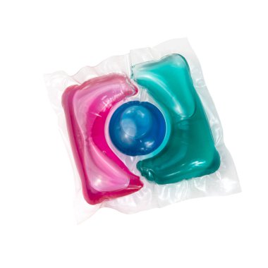 Yıkanan çok renkli jel sıvı toz kapsülü beyaz arkaplanda izole edilmiş.