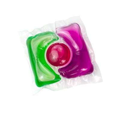 Yıkanan çok renkli jel sıvı toz kapsülü beyaz arkaplanda izole edilmiş.