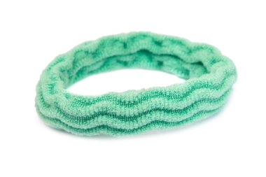 Beyaz arka planda izole edilmiş saçlar için elastik saç lastiği.