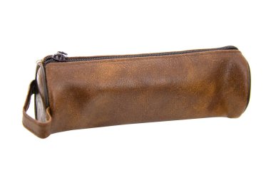 Beyaz arka planda izole edilmiş uzun deri kalem kutusu kabı