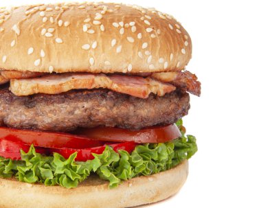 Biftek, soğan, salatalık ve Amerikan usulü salatalı lezzetli fast food burgeri.