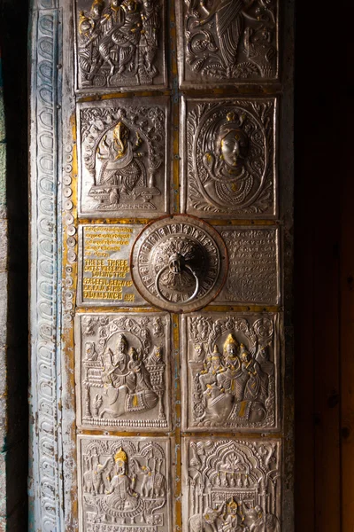 Bhimakali 寺 sarahan v は装飾用の金属製のドア — ストック写真