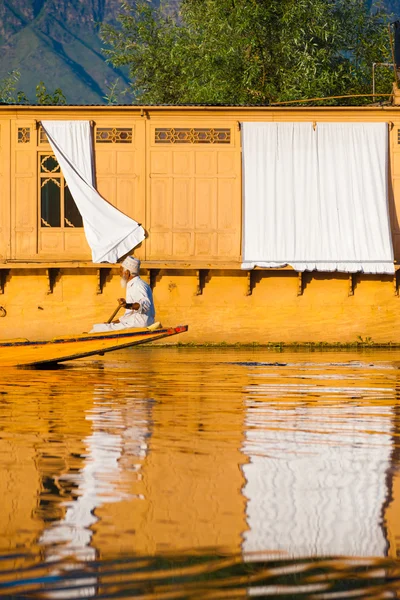 Kašmírština muž veslování domu člun dal jezero — Stock fotografie