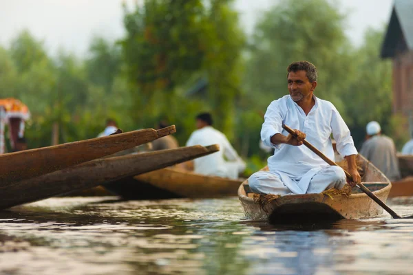 Dal Lake Floating Market Man Calmly Rowing — Stock Photo, Image