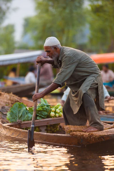 Dal Lake flutuante homem do mercado em pé Remo — Fotografia de Stock