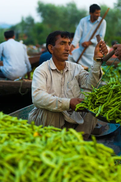 Sjön dal flytande marknaden väger grönsaker båt — Stockfoto