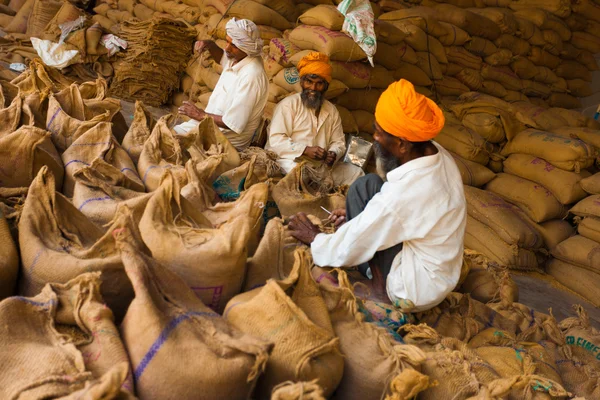 Мужчины упаковывают мешки в благотворительный фонд Gurudwara — стоковое фото
