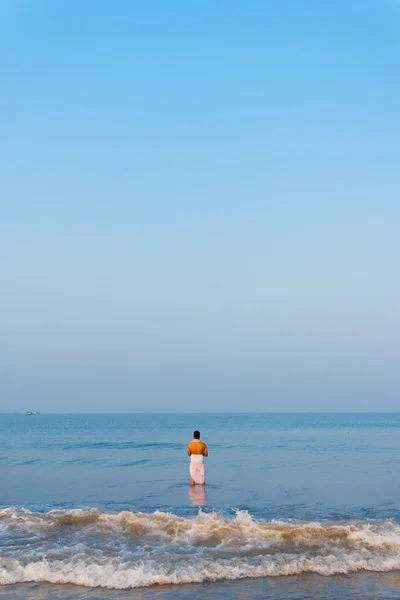 Hinduistické muž oceánu zadní modlí surf nabízí — Stock fotografie