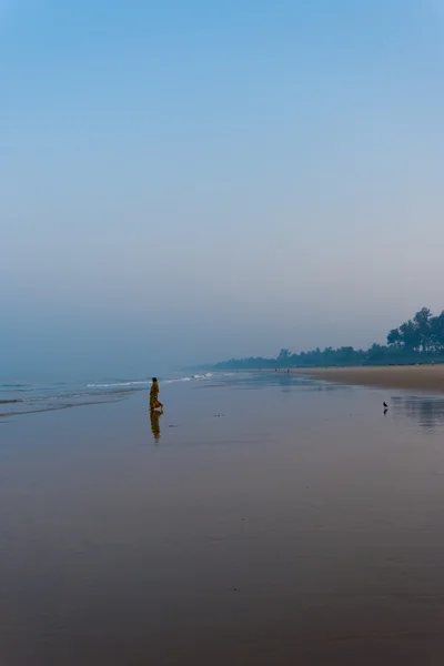 Hinduistické žena pláž modlit oceánu gokarna ráno — Stock fotografie