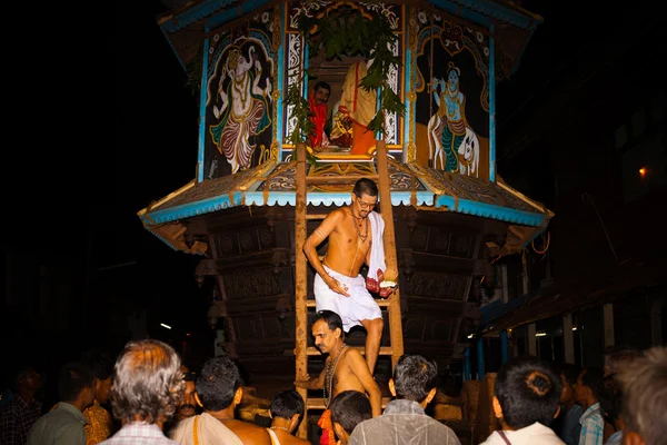 Brahmin kněz ukončení festivalu gokarna ratha — Stock fotografie